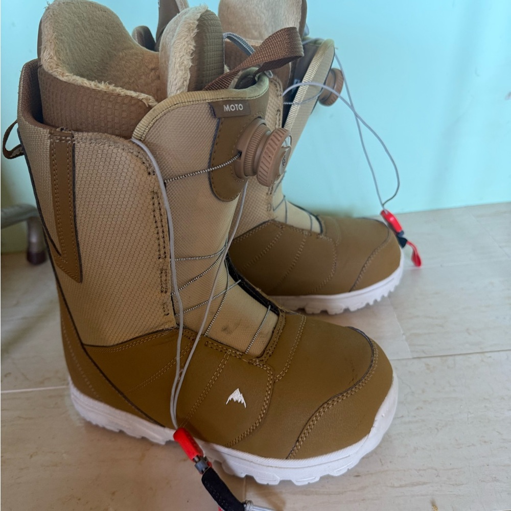 Burton Moto Boa Snowboard Boots in Tan and Cream